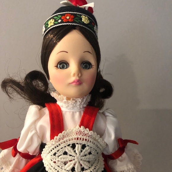 Effanbee Dolls From Countries - Picture 16 of 16